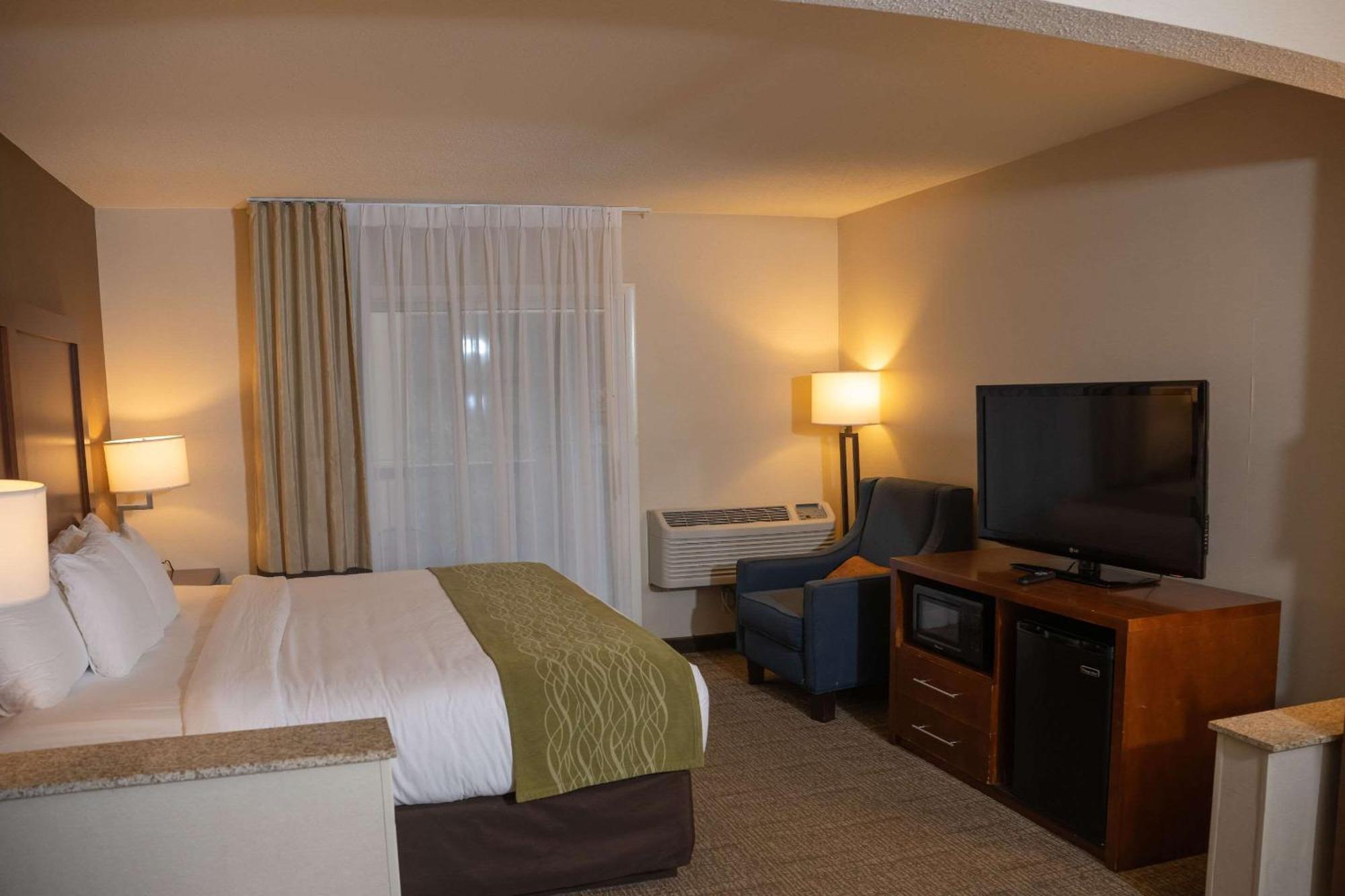 Comfort Inn & Suites Erie Exterior photo